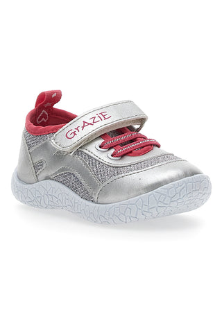 Erste Schritte dank Sneakers 1479 Silber