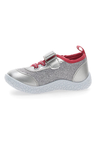Erste Schritte dank Sneakers 1479 Silber
