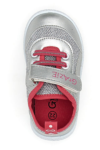 Erste Schritte dank Sneakers 1479 Silber