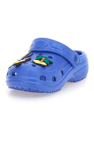 Perforierte blaue Hausschuhe mit aufgesetzten Anhängern 2T2L 18512