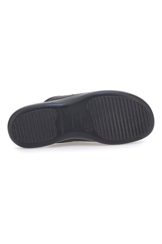 Schwarze Hausschuhe mit perforiertem Fußbett und Komfortsohle Fly Flot 90P705022E