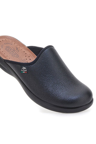 Schwarze Hausschuhe mit perforiertem Fußbett und Komfortsohle Fly Flot 90P705022E