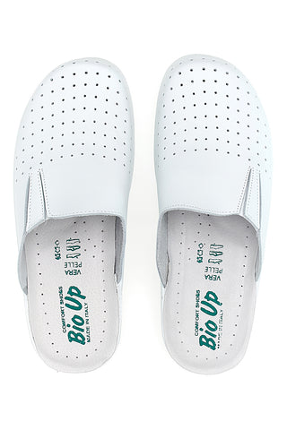 Weiße, perforierte Clogs aus Bio Up 630 Leder