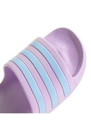 Lila Badeschuhe mit Adidas-Streifen Adilette Aqua