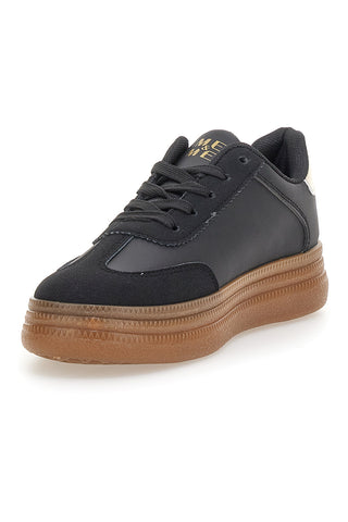 Schwarze Sneaker mit karamellfarbenen Sohlen und goldenen Details Me & Me GB2026
