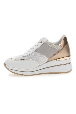 Weiße Sneaker mit roségoldenen Details und Inblu 486IN Keilabsatz