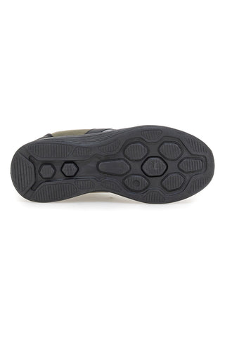 Grüne Sneaker mit schwarzen Einsätzen und flexibler Kängurusohle CA1241