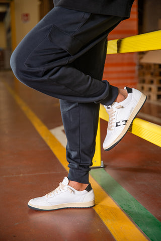 Weiße Leder-Sneaker mit schwarzen Details von Pittarello Plus Aurelius, Made in Italy.