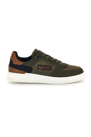 Sneaker in Militärgrün mit lederfarbenen Einsätzen und Carrera-Logo an der Seite CAM23210M7575