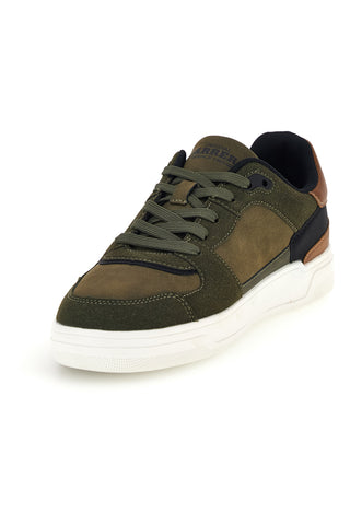 Sneaker in Militärgrün mit lederfarbenen Einsätzen und Carrera-Logo an der Seite CAM23210M7575