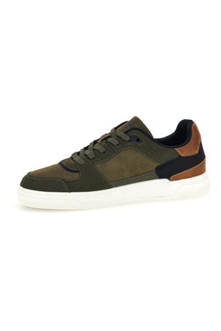 Sneaker in Militärgrün mit lederfarbenen Einsätzen und Carrera-Logo an der Seite CAM23210M7575