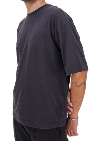 T-shirt nera con scritta 