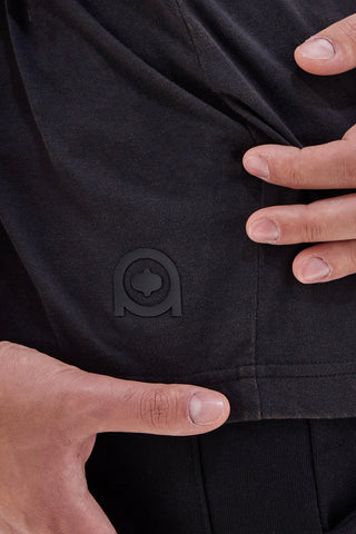 T-shirt nera con scritta 