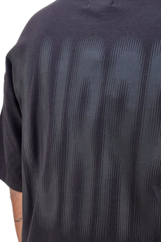 T-shirt nera con scritta 