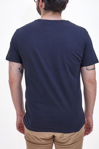 Blaues T-Shirt mit Rundhalsausschnitt und Logo auf der Vorderseite NO LIMTIS MATS049S24