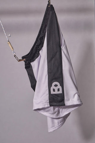 BOARDMAN BRDM6 Kniehohe perforierte Sportshorts in Schwarz und Weiß