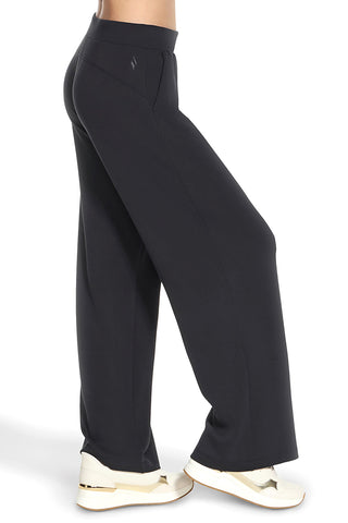 Weiche schwarze Hose mit weitem Bein und elastischem Bund: Skechers Cozy Luxe Relaxed Pant PT301