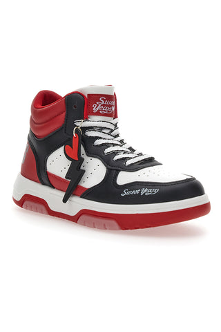 Weiße und rote hohe Sneakers „Sweet Years 8580“.