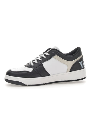 Schwarze Sneakers „Sweet Years 8580“.