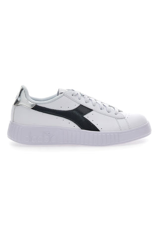 Weiße Sneakers mit schwarzem Fries Diadora Step P Teamtime