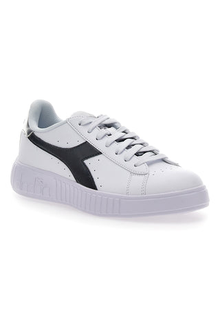 Weiße Sneakers mit schwarzem Fries Diadora Step P Teamtime