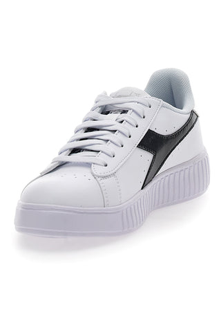 Weiße Sneakers mit schwarzem Fries Diadora Step P Teamtime