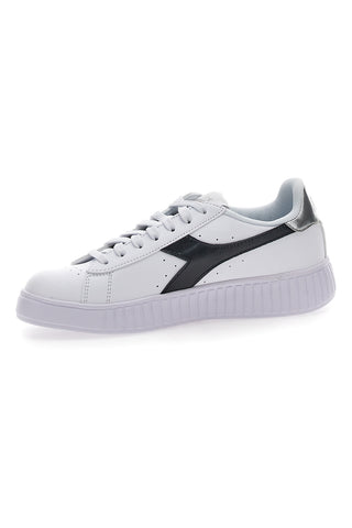 Weiße Sneakers mit schwarzem Fries Diadora Step P Teamtime