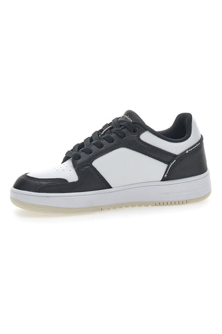 Schwarz-weiße Sneaker „Champion Rebound 2.0 Low“.