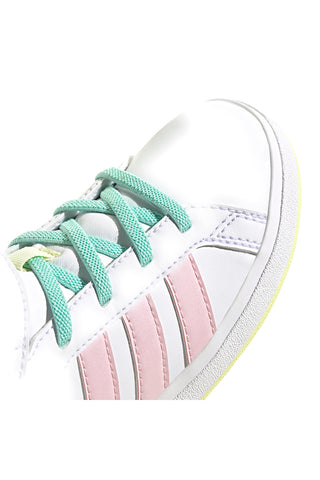 MID-CUT WEISSE SNEAKERS MIT BUNTEN DETAILS ADIDAS GRAND COURT MID K