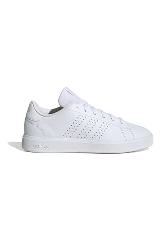 Weiße Turnschuhe mit Adidas Advantage Base 2.0-Schnürsenkeln