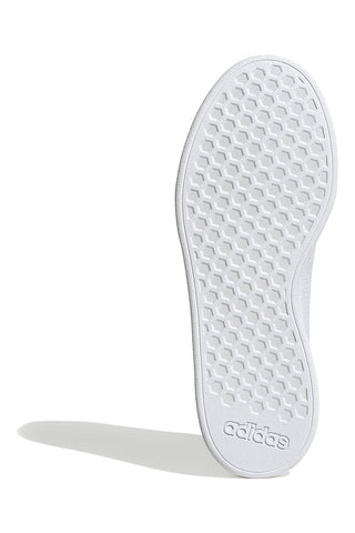 Weiße Turnschuhe mit Adidas Advantage Base 2.0-Schnürsenkeln