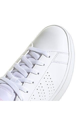 Weiße Turnschuhe mit Adidas Advantage Base 2.0-Schnürsenkeln