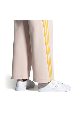 Weiße Turnschuhe mit Adidas Advantage Base 2.0-Schnürsenkeln