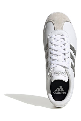 Weiße Turnschuhe mit silbernen Bändern Adidas VL Court Base