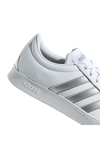 Weiße Turnschuhe mit silbernen Bändern Adidas VL Court Base
