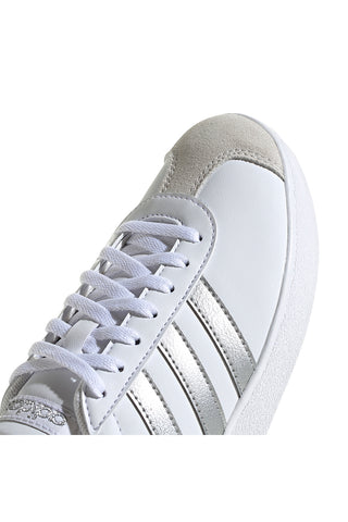 Weiße Turnschuhe mit silbernen Bändern Adidas VL Court Base