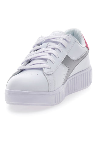 Weiße Sneakers mit silbernem Logo DIADORA GAME STEP METAL GS