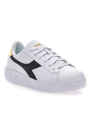 Weiße Sneakers mit schwarzem und goldenem Logo DIADORA GAME STEP SKIN GS