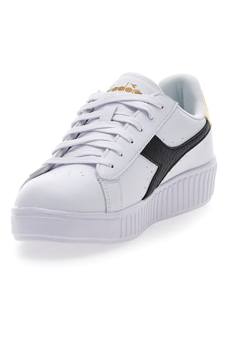 Weiße Sneakers mit schwarzem und goldenem Logo DIADORA GAME STEP SKIN GS