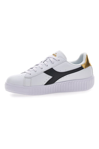 Sneakers Bianche con Logo Nero e Oro DIADORA GAME STEP SKIN GS