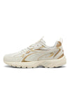 Puma Milenio Tech Wmns DaylNight Cremefarbene Sneakers mit goldenen Details