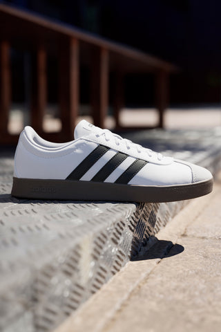 Adidas VL Court Base – Weiße Schuhe mit schwarzen Streifen und verstärkter Zehenpartie