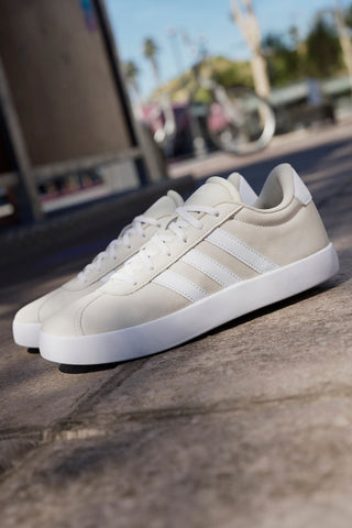 Sneakers beige in pelle con strisce bianche Adidas VL Court 3 K
