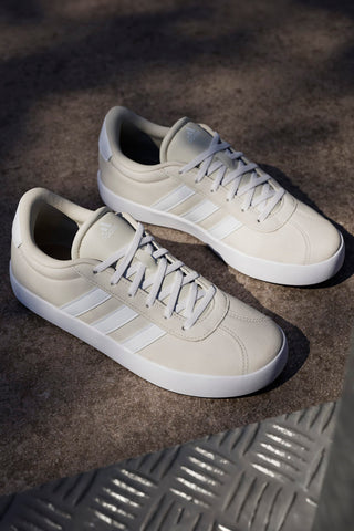Sneakers beige in pelle con strisce bianche Adidas VL Court 3 K