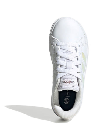 Adidas Grand Court 2 K – Weiße Sneakers mit schillernden Streifen