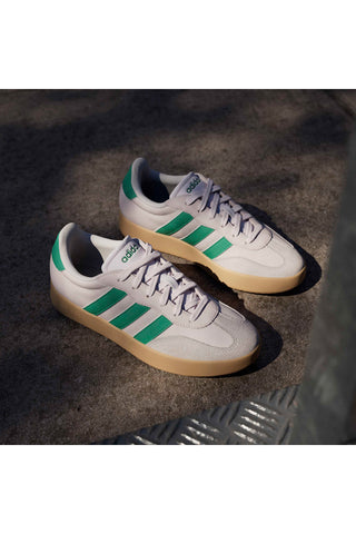 Beige Sneakers mit grünen Streifen und Details aus Wildleder Adidas Barreda
