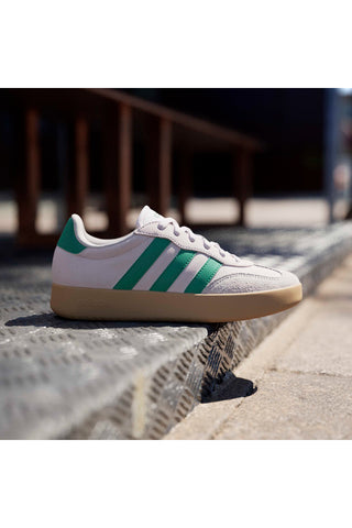 Beige Sneakers mit grünen Streifen und Details aus Wildleder Adidas Barreda