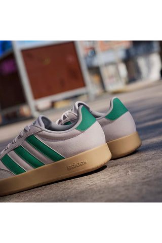 Beige Sneakers mit grünen Streifen und Details aus Wildleder Adidas Barreda