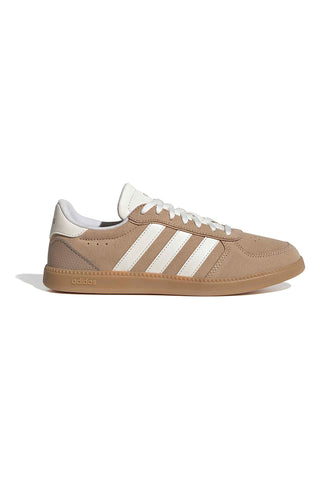 Beigefarbene Sneakers mit weißen Streifen und perforierten Details Adidas Breaknet Sleek