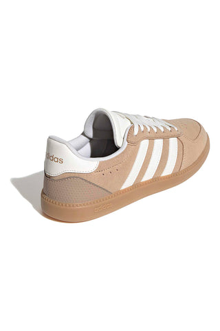 Beigefarbene Sneakers mit weißen Streifen und perforierten Details Adidas Breaknet Sleek